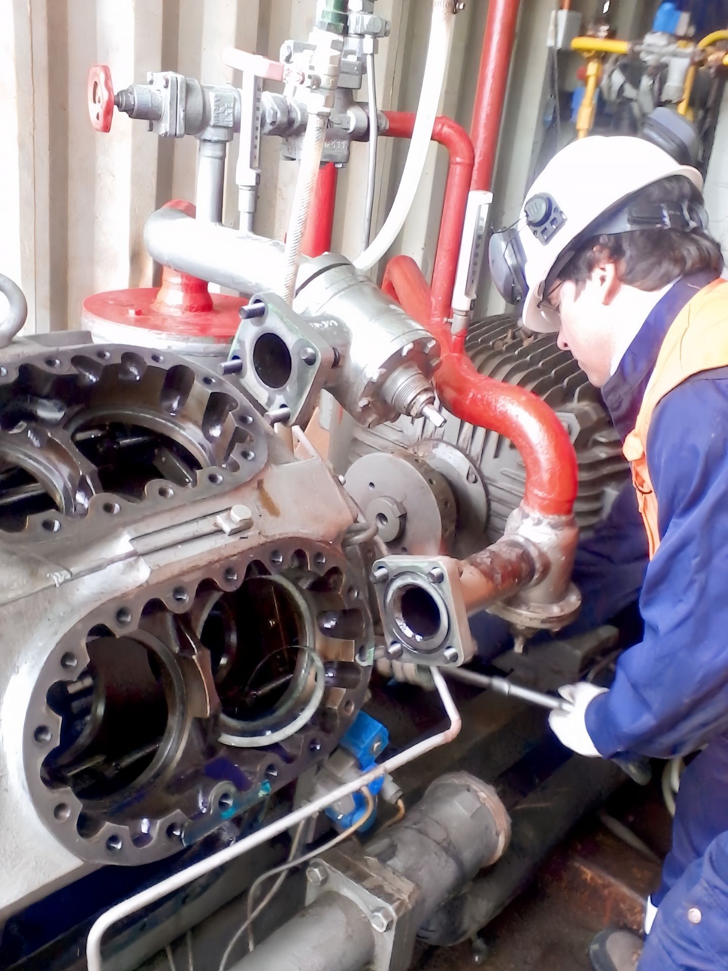 Técnico supervisando instalación de compresor industrial en planta de refrigeración en Chile