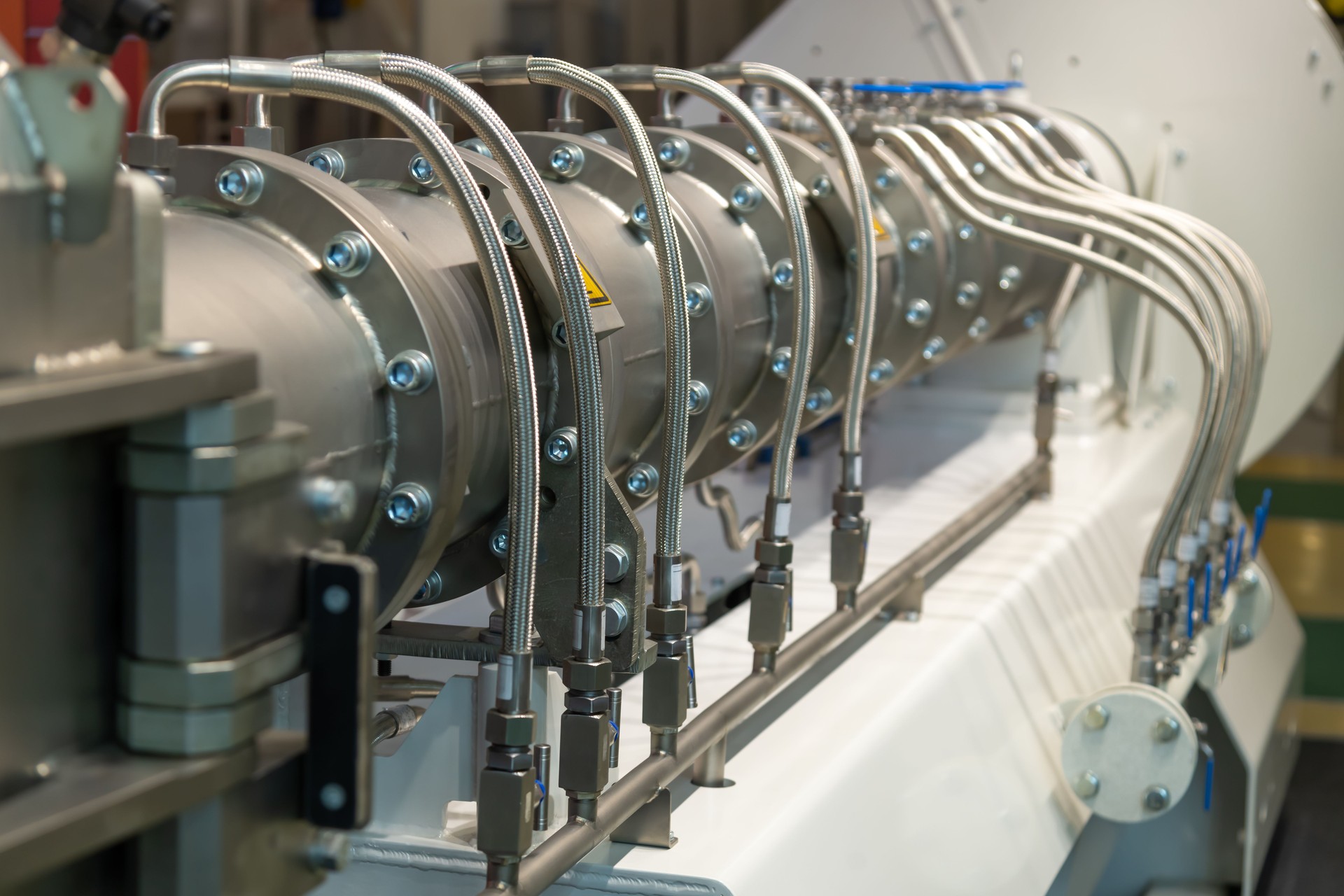 Vista detallada de maquinaria avanzada con tubos complejos en un entorno industrial