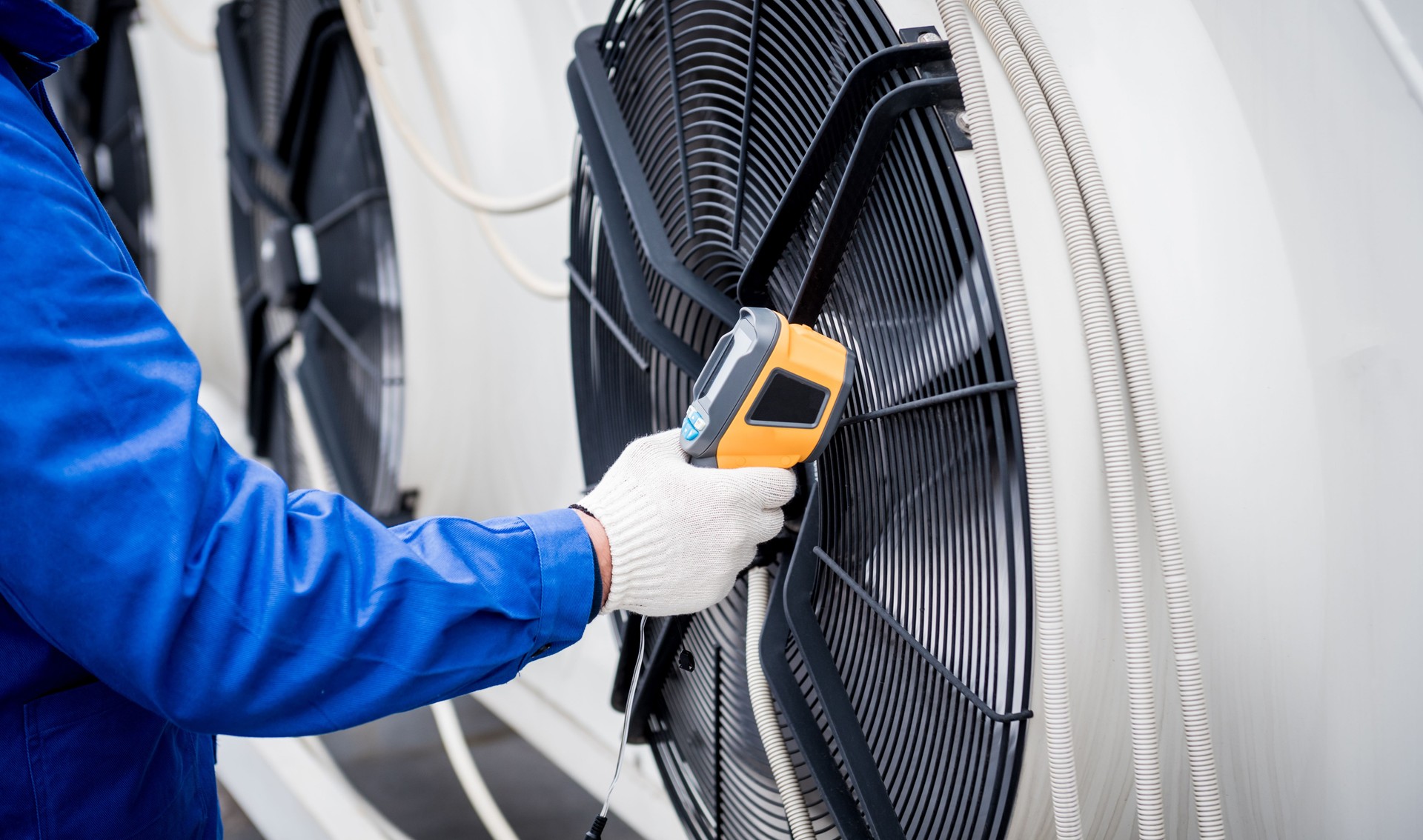 El técnico utiliza un termómetro infrarrojo de imagen térmica para comprobar el intercambiador de calor de la unidad de condensación.