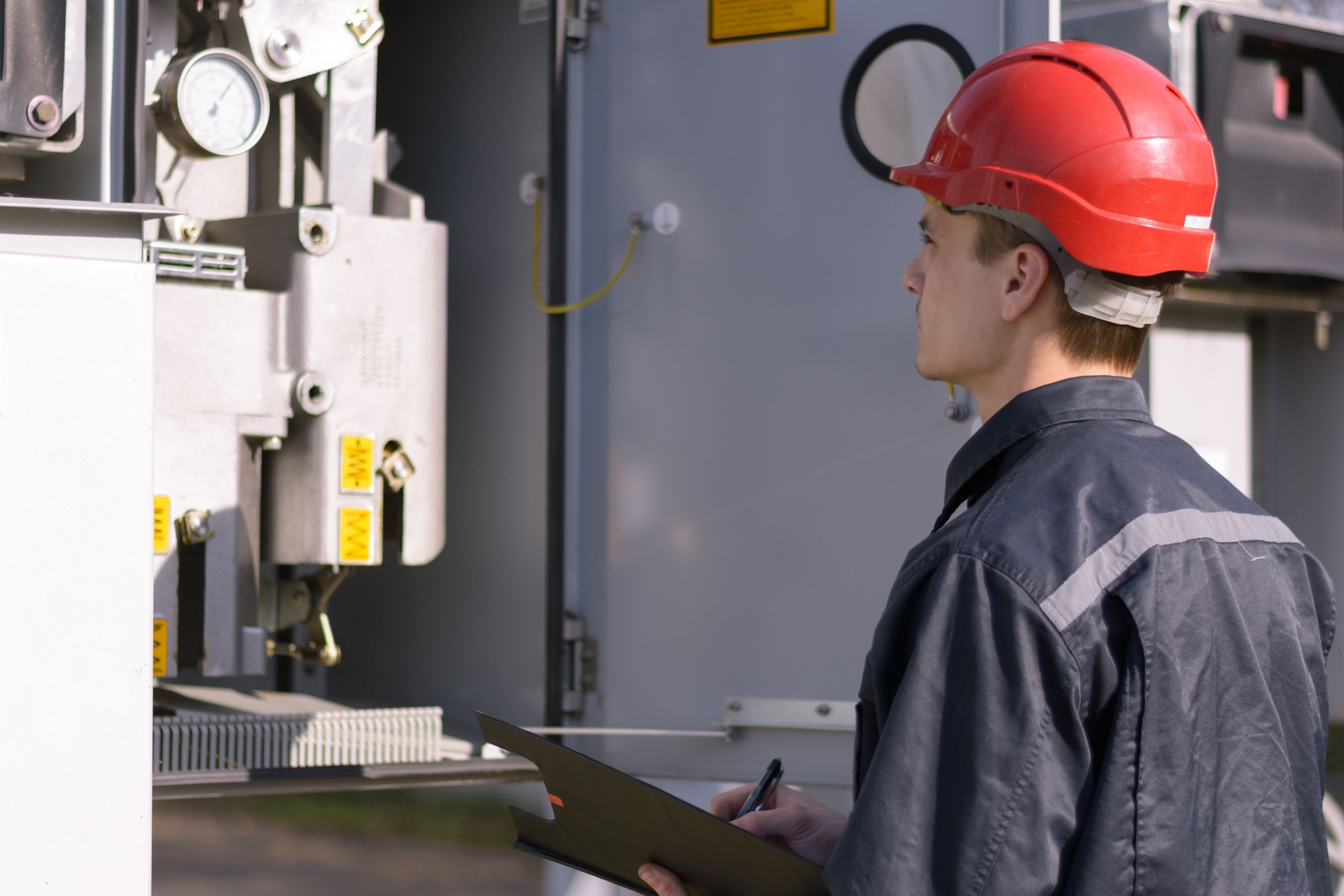 Crisis energética. El hombre está comprobando la presión del gas