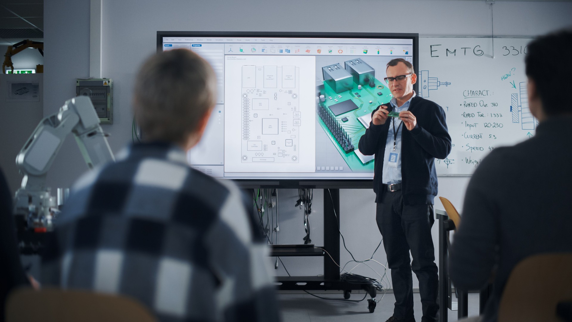 Profesor masculino seguro de sí mismo usando pizarra digital interactiva, hablando con un grupo de estudiantes diversos y mostrando el concepto de placa de circuito impreso en 3D. Educación y Tecnología Avanzada.